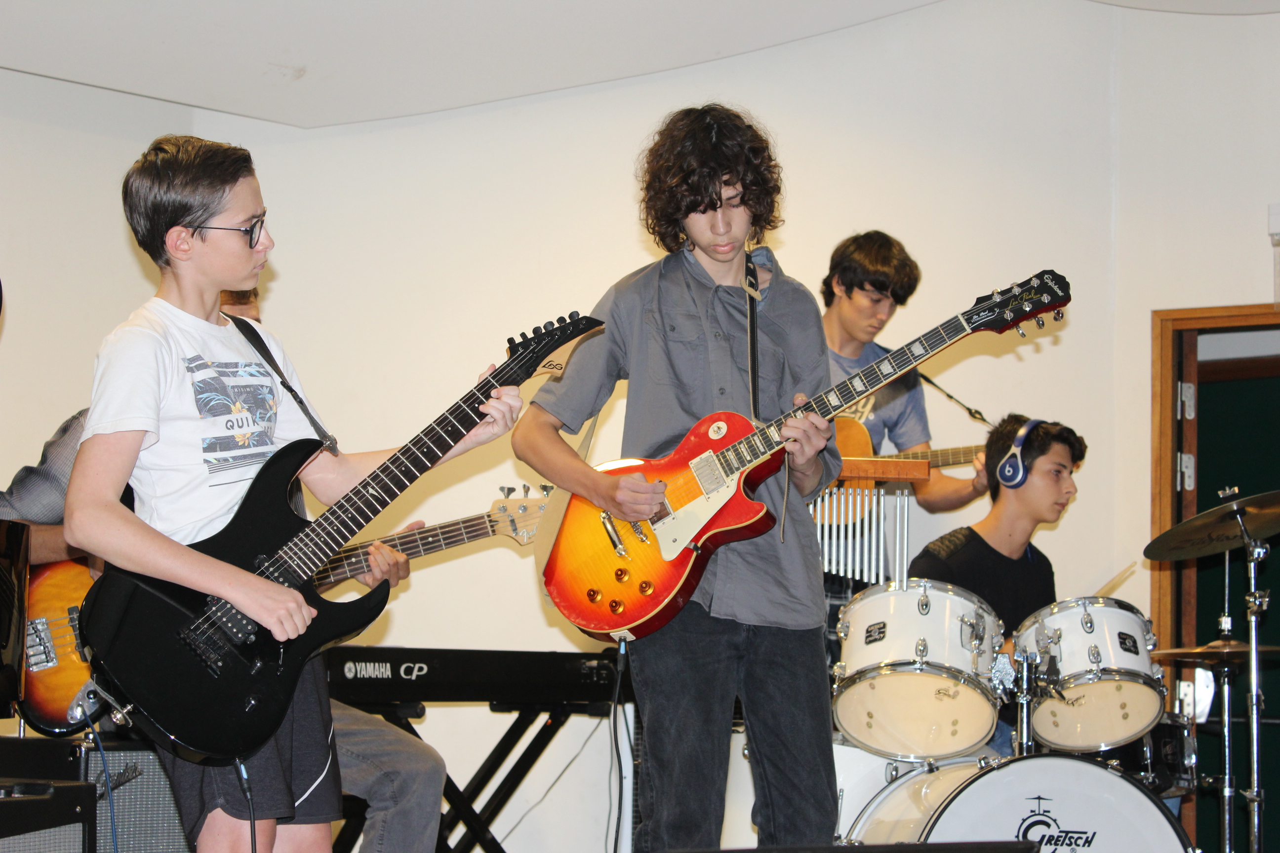 "Hôtel California" de Eagles, "Money for nothing" de Dire Straits ou encore "Eye of the Tiger" de Survivor, les jeunes ont enchaîné les tubes.