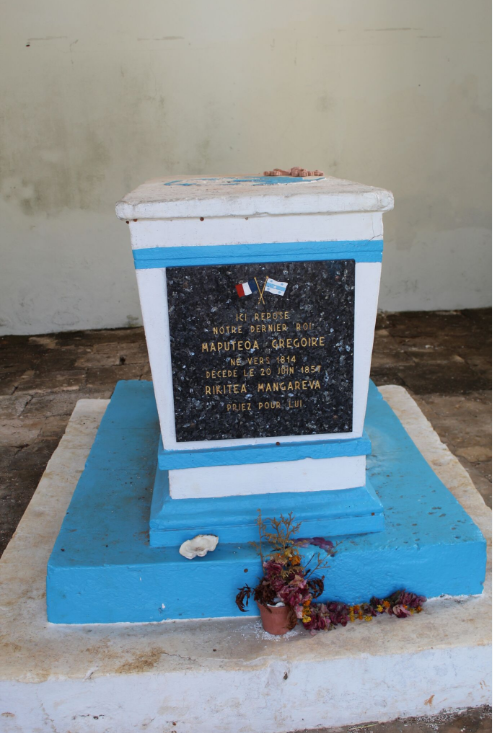 Au-dessus de Rikitea, le tombeau du dernier roi, Maputeoa, devenu Grégoire (ou Gregorio) après son baptème. Né vers 1814, il est décédé le 20 juin 1857 et ne laissa pas de descendance.