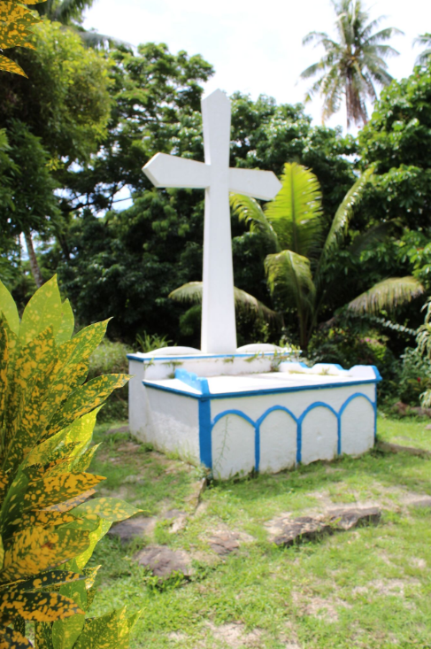 Partout aux Gambier (ici à Akamaru), la présence de la Mission catholique est bien visible. On doit aux pères bâtisseurs plus de cent dix monuments.
