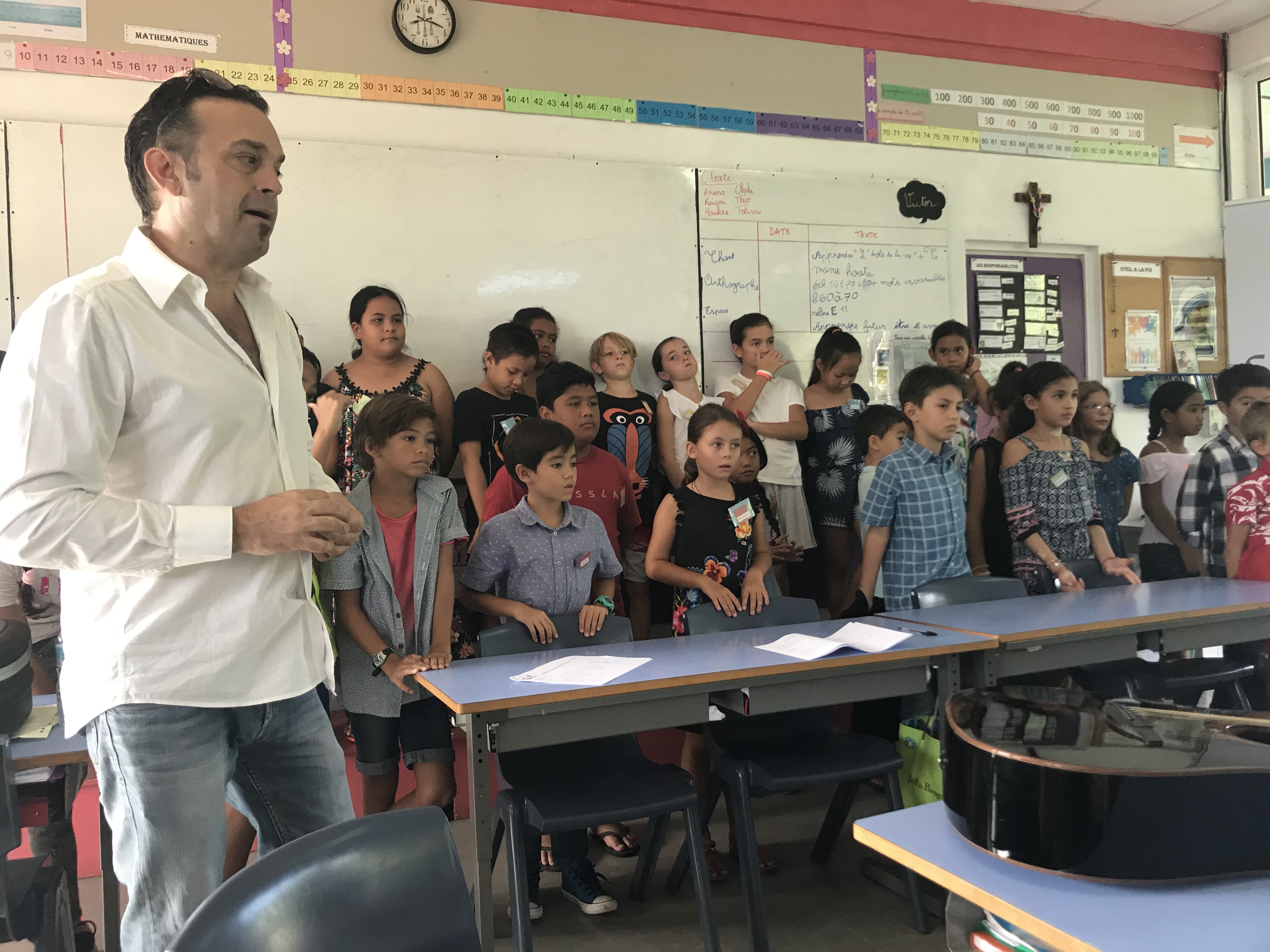 Les élèves de la classe de CE2 B de la Mission interprètent leur chanson : « L’école de la vie » composée avec l’aide de Leo Marais.
