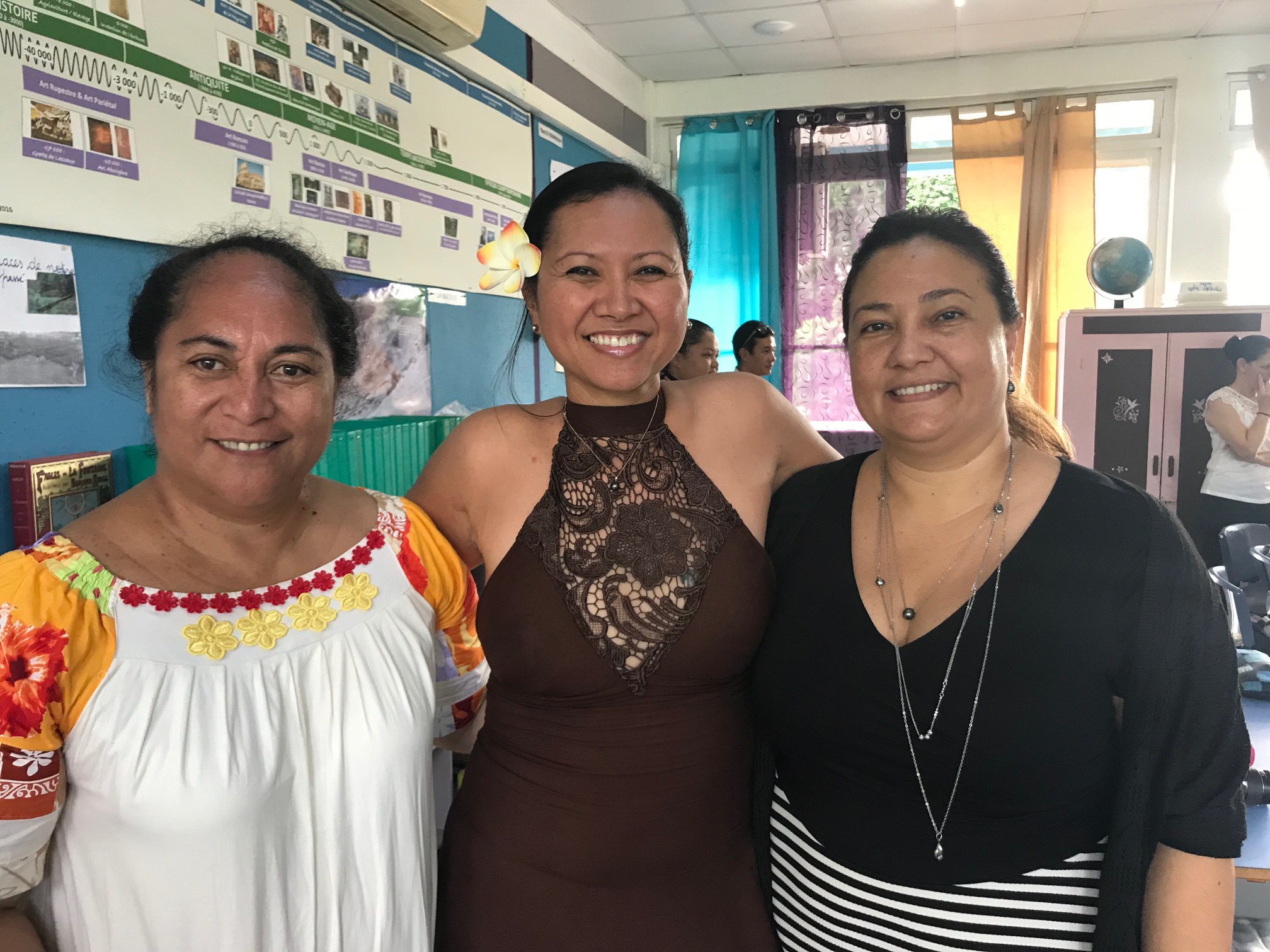 Au centre, l’enseignante de CE2 B Miranda Taputuarai, accompagnée de la directrice de l’école élémentaire de la Mission Georgette Mairau (à gauche) et de son ajointe Hereana Le Mouchon.