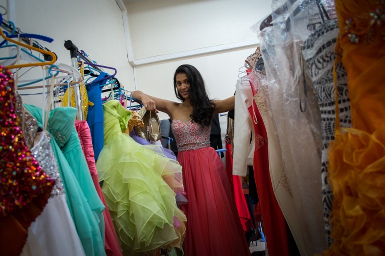 Hinarere Taputu lors de sa préparation au concours de Miss Monde. Photo : AFP