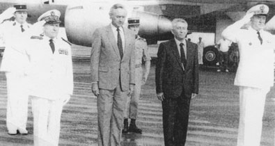 Bernard Pons et le Comsup le 2 mai 1986. Photo : site histoire.assemblee.pf