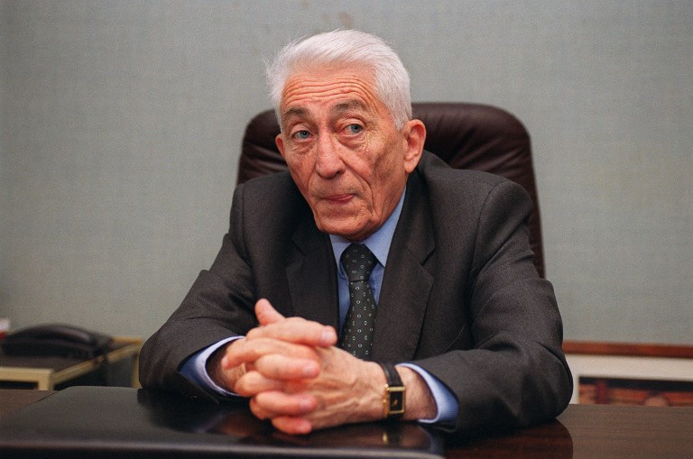 A 92 ans Bernard Pons vient de publier ses mémoire Aucun combat n’est jamais perdu aux éditions L’Archipel. Photo : AFP