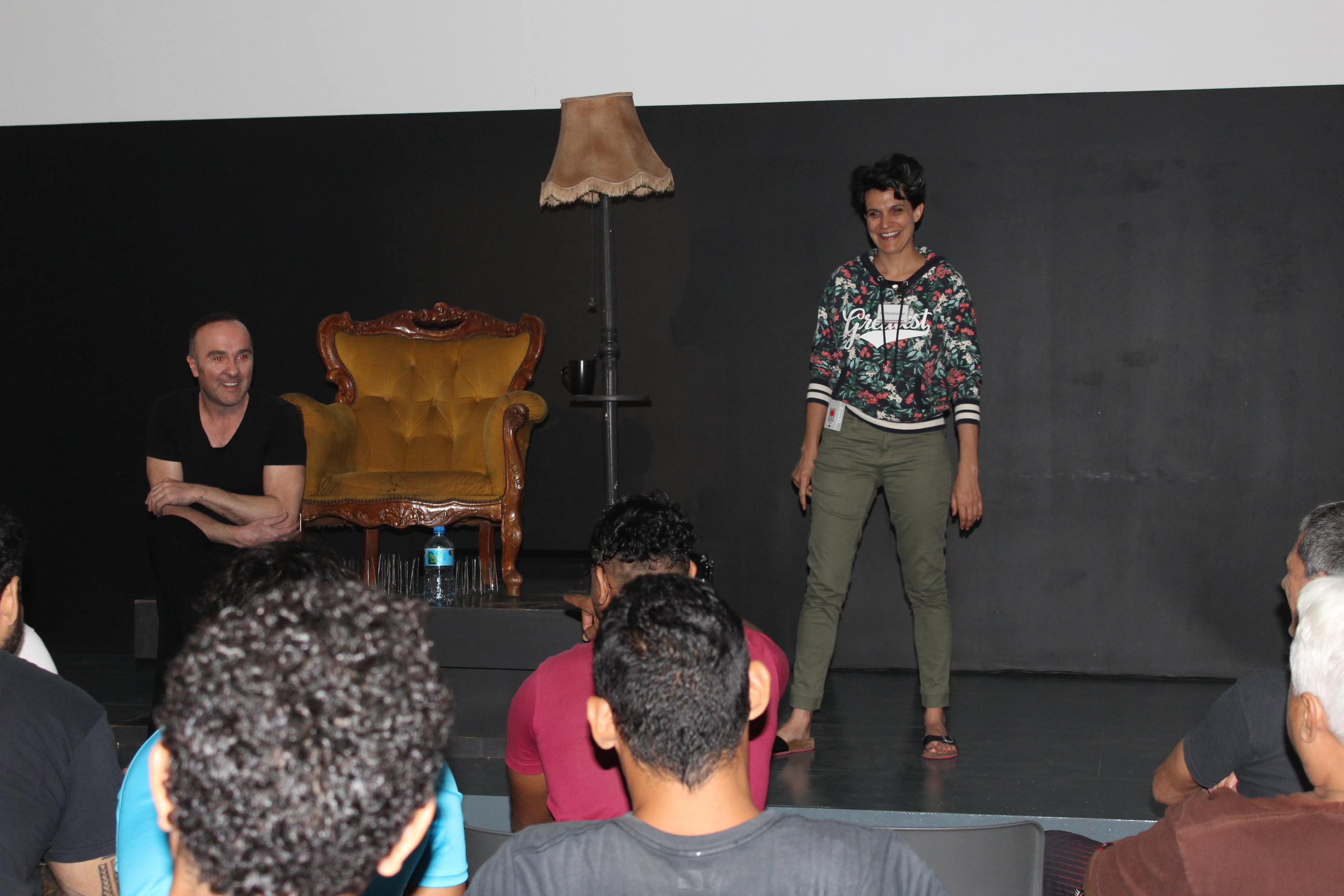 Le comédien Erwan Daouphars et l'auteure Solenn Denis proposeront pendant quelques jours des ateliers d'écriture et de jeux théâtraux aux détenus qui le souhaitent.