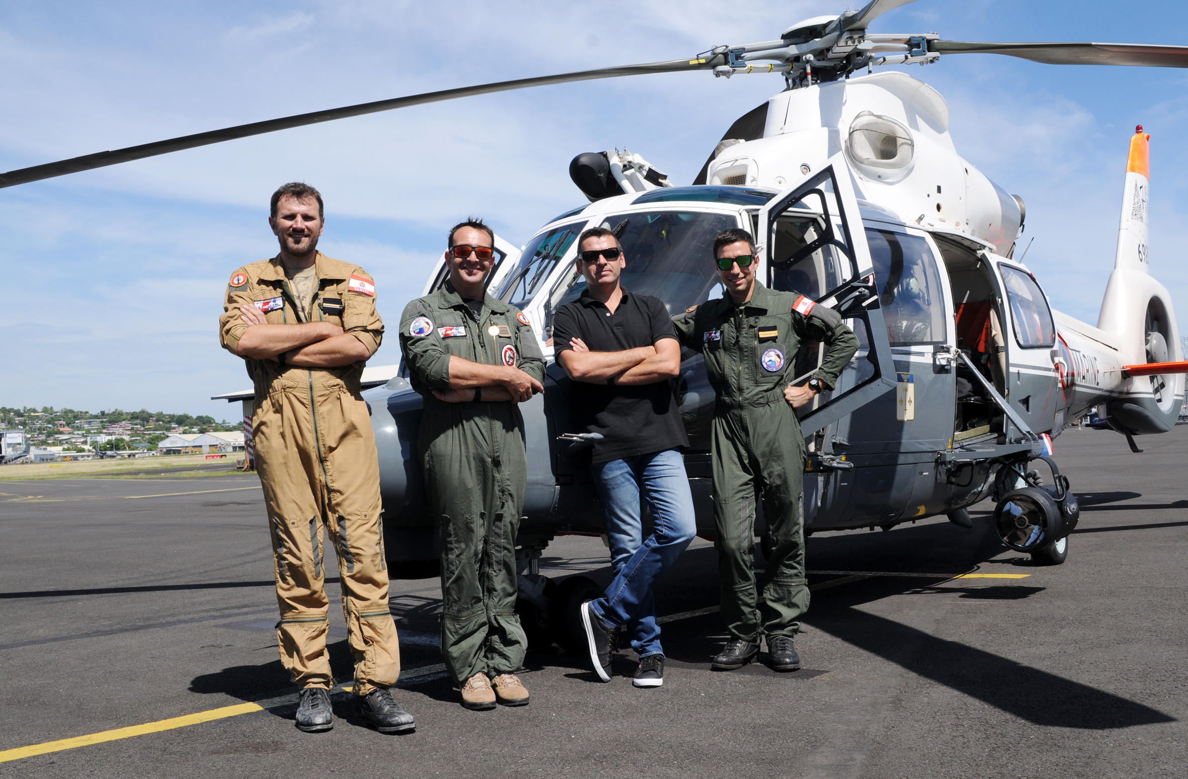 De g. à d. : Franck David, plongeur-sauveteur de la 35F ; Mickaël Joly, commandant du détachement 35F ; Stéphane Chantre, gérant de C3P ; Thomas Denis, copilote de la 35F. (© C.Flipo).