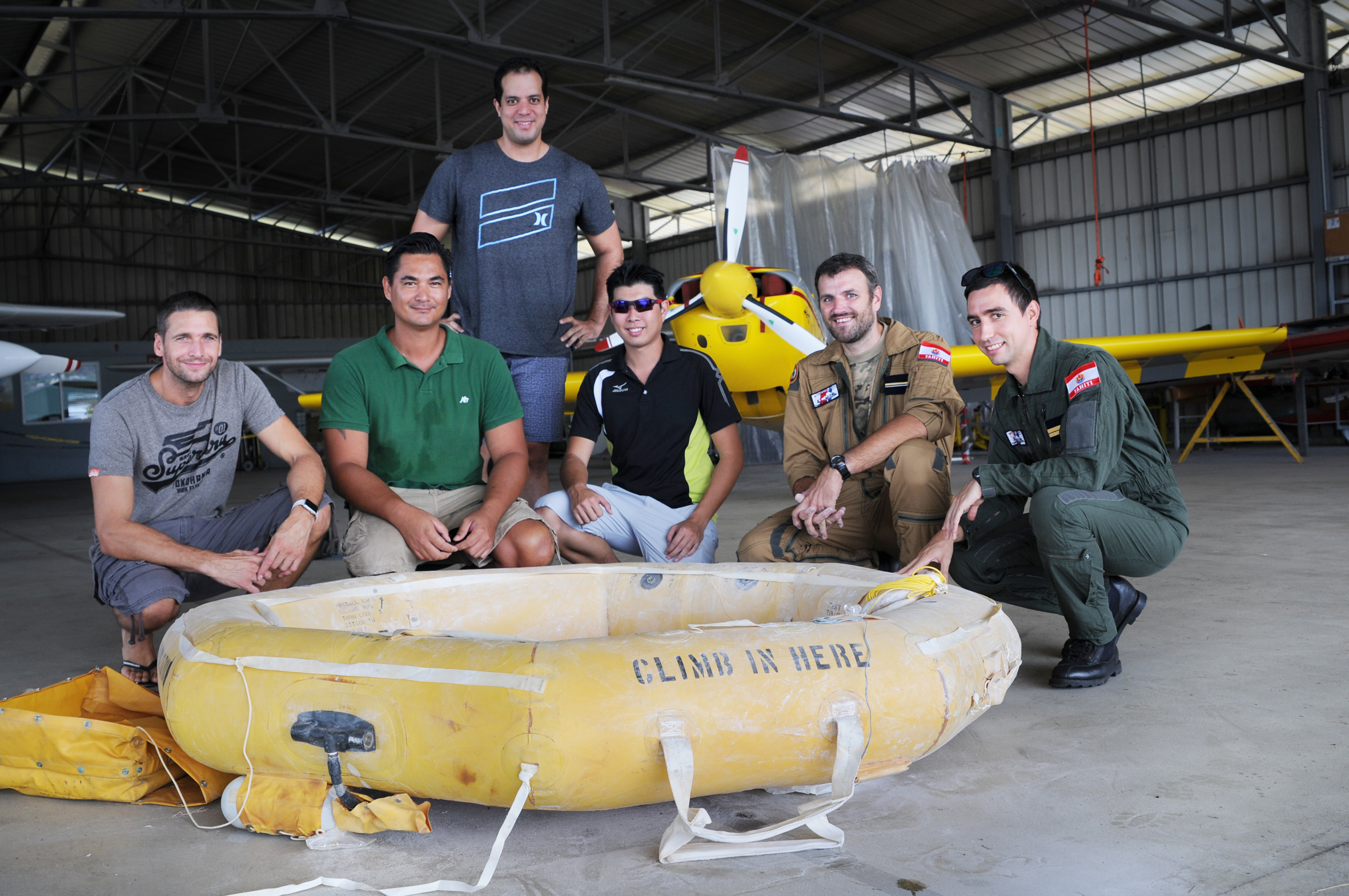 Les élèves pilotes de C3P devant le canot de sauvetage qu’ils viennent de gonfler dans le hangar de C3P. Cette session est animée par Franck David, plongeur-sauveteur de la 35F. (© C.Flipo).