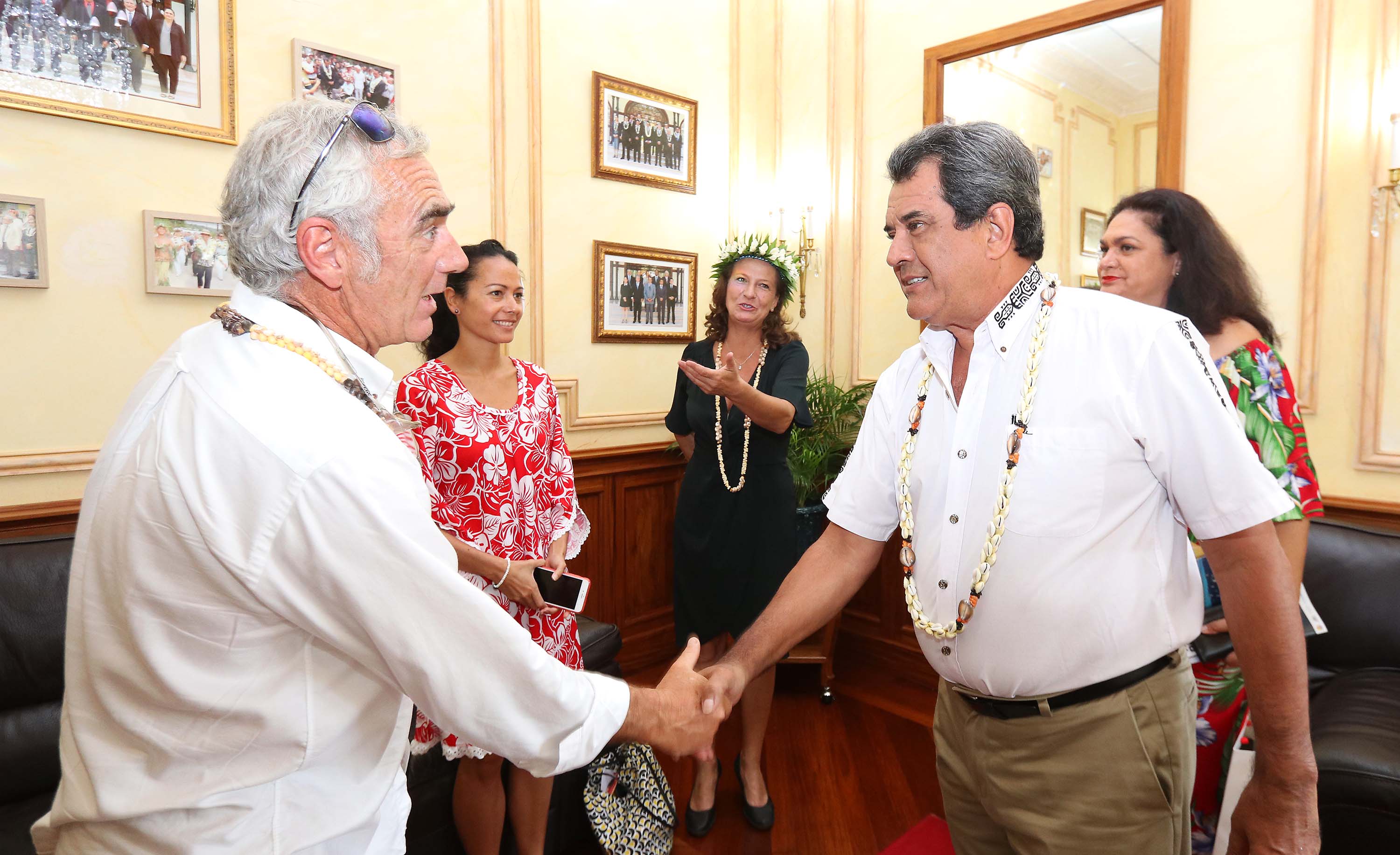 Tahiti Pearl Regatta : Le navigateur Loïck Peyron reçu à la Présidence