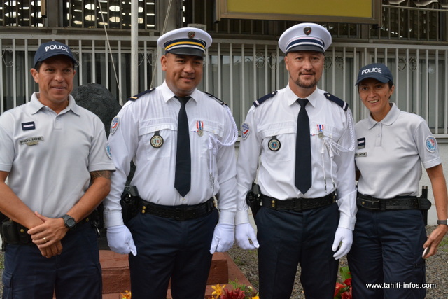 Collin et Temarii entourés de leurs collègues de travail.