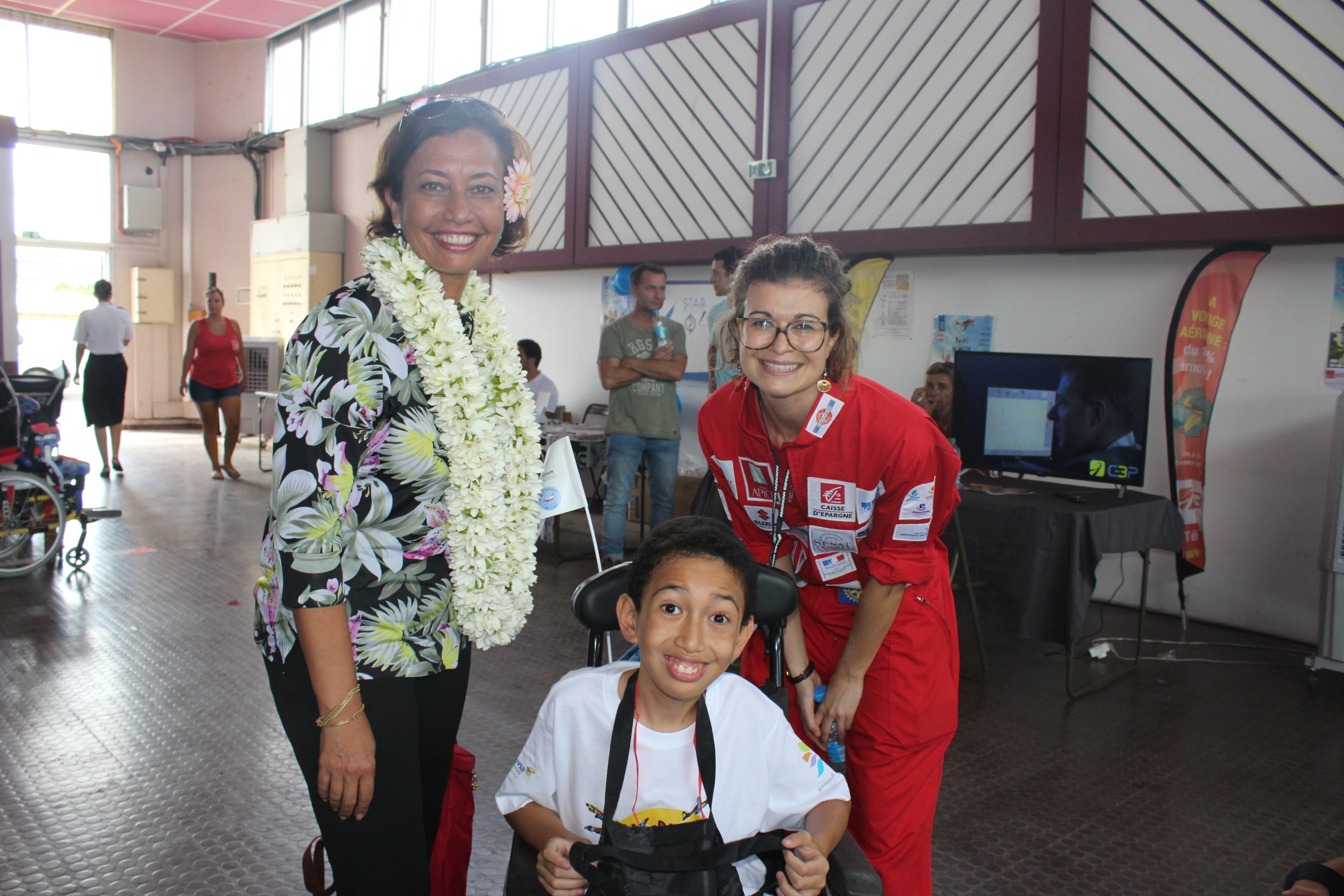 La députée Nicole Sanquer en compagnie de la présidente de l’association Les Tamari’i du ciel Carole Herraïz et Tamahere.