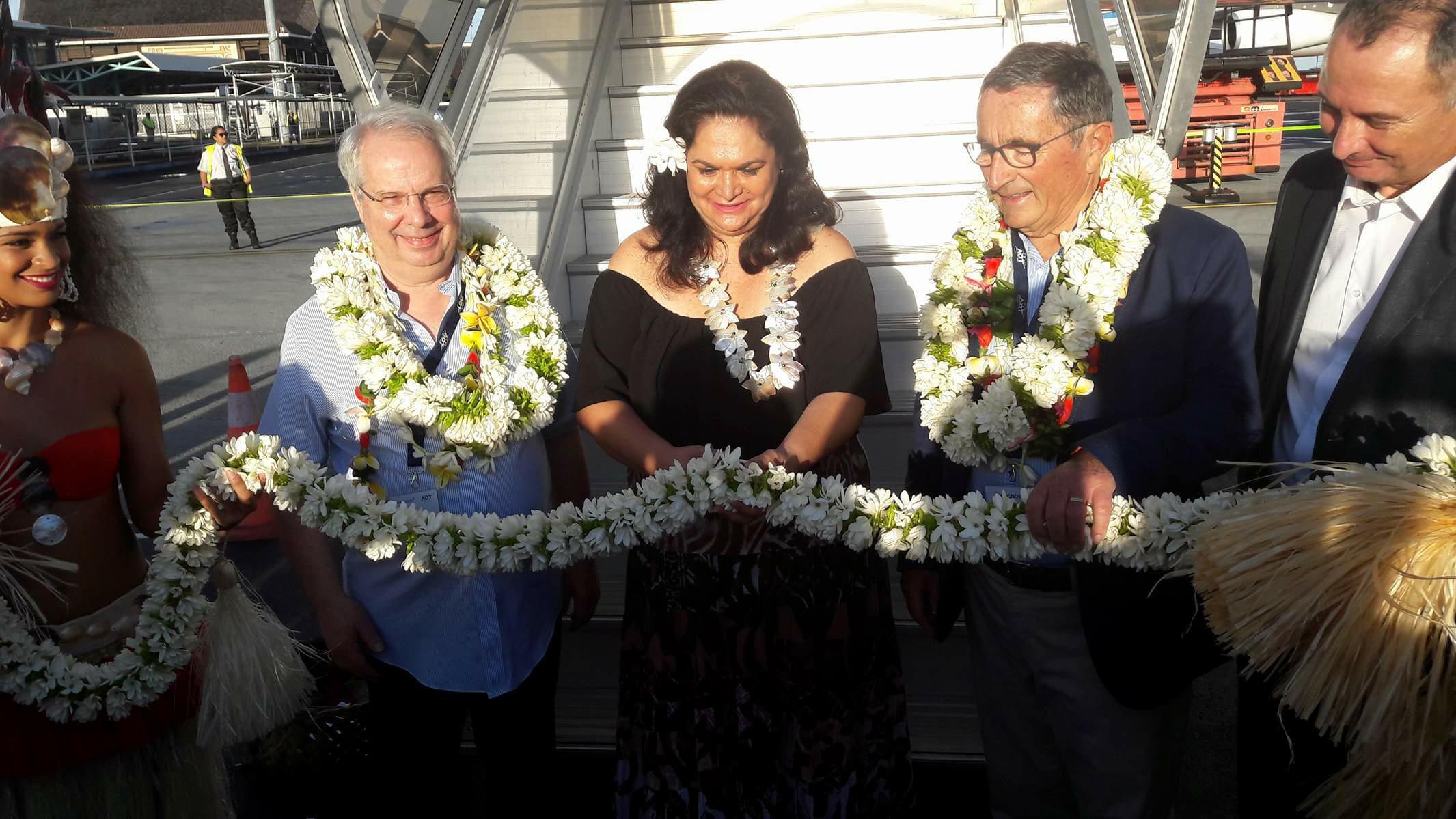 Marc Rochet, président de French Bee, Nicole Bouteau, ministre du tourisme et Jean-Paul Dubreuil, fondateur de la compagnie.