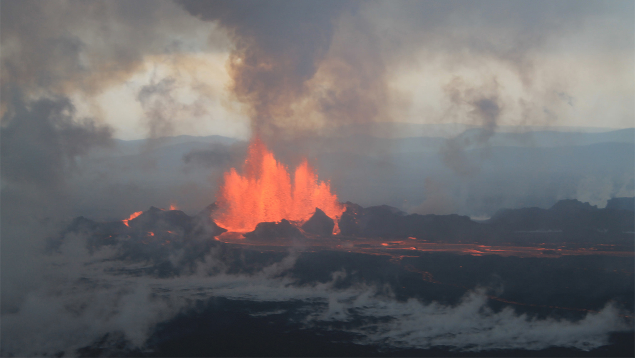 Explosions volcaniques et nuage de cendres, Hawaï en alerte rouge