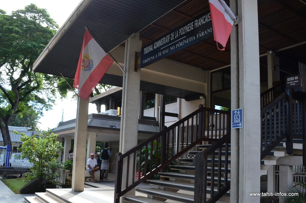 En cause, un marché public à bons de commande de près de trois milliards de francs sur trois ans pour les travaux de revêtement de chaussées, d’aménagement, de reprofilage, d’assainissement pluvial, de réseaux sur les routes territoriales de Tahiti.