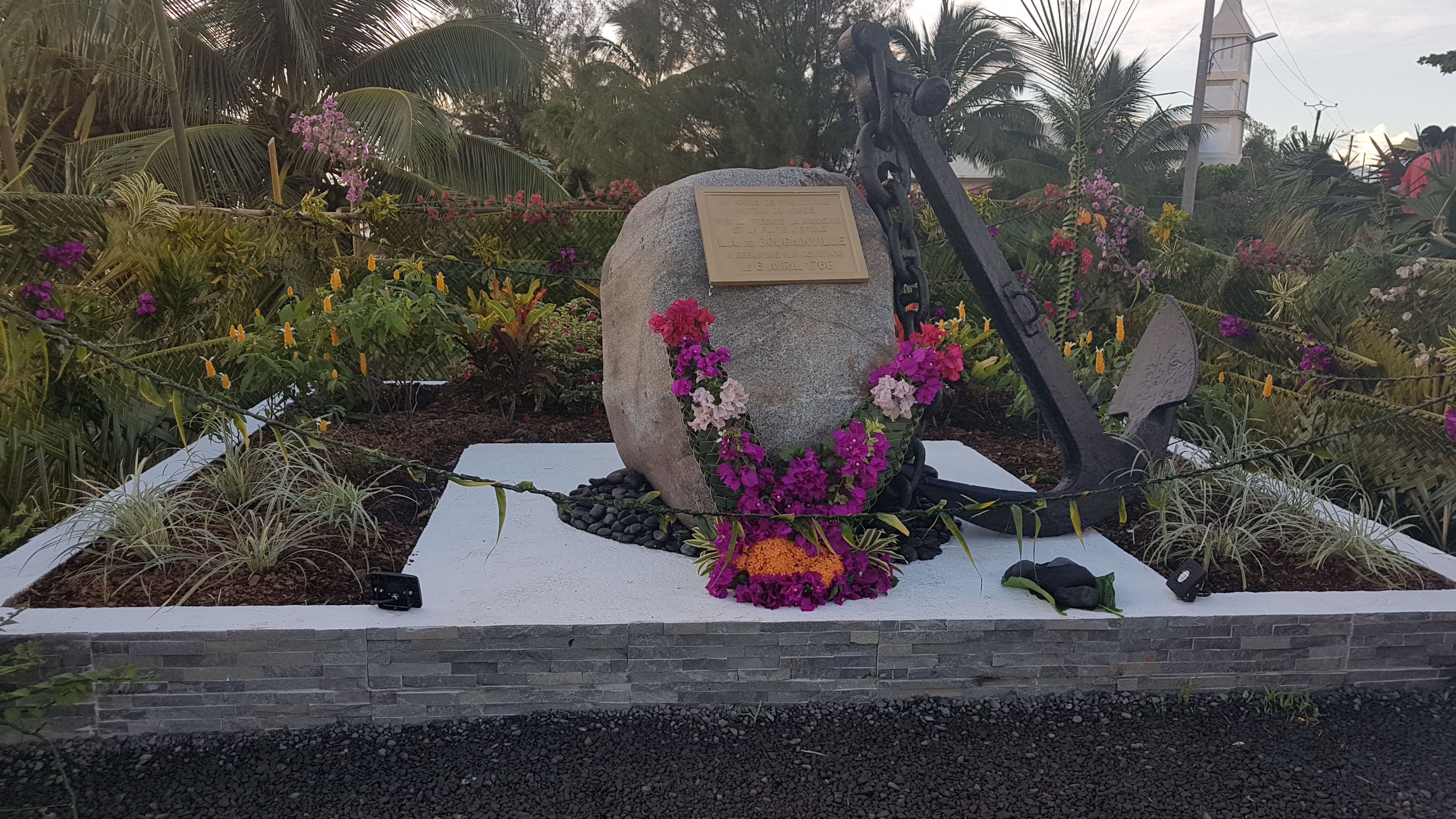 Inauguration de la stèle rénovée de Bougainville à Hitia'a