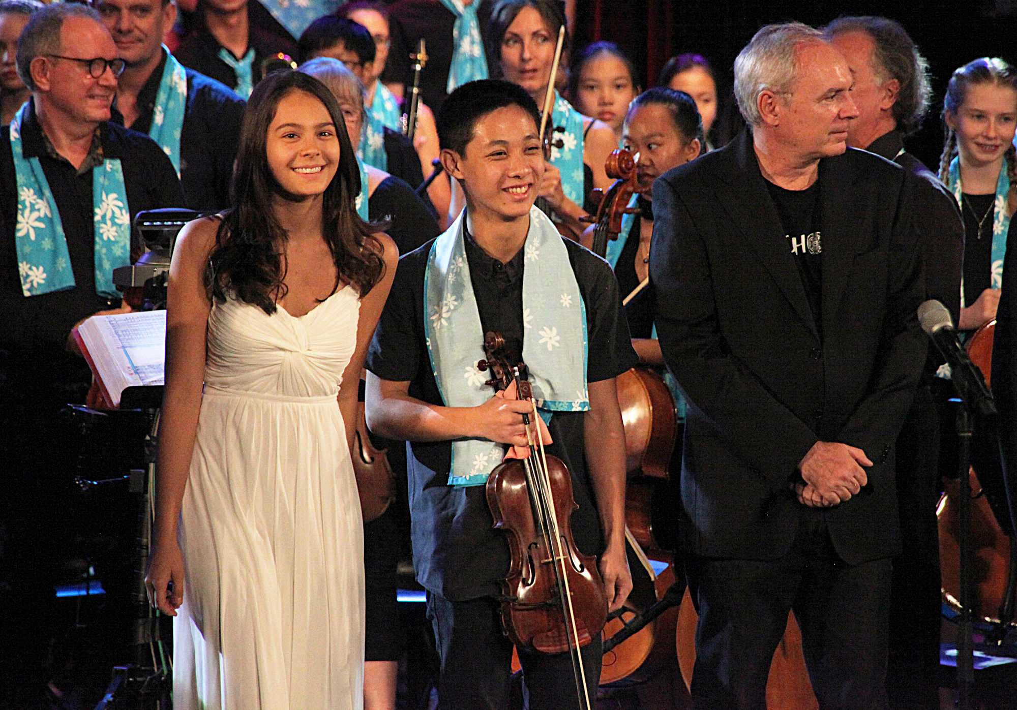 Emotion pour le Maestro Frédéric Rossoni avec les deux jeunes virtuoses, le violoniste  Ludovic et sa fille pianiste Chiara.