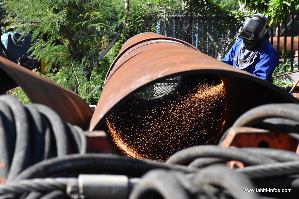 Les pieux métalliques sur lesquels sera posé le nouveau pont de Motu Uta sont enfoncés jusqu'à 50 mètres dans le sol corallien.