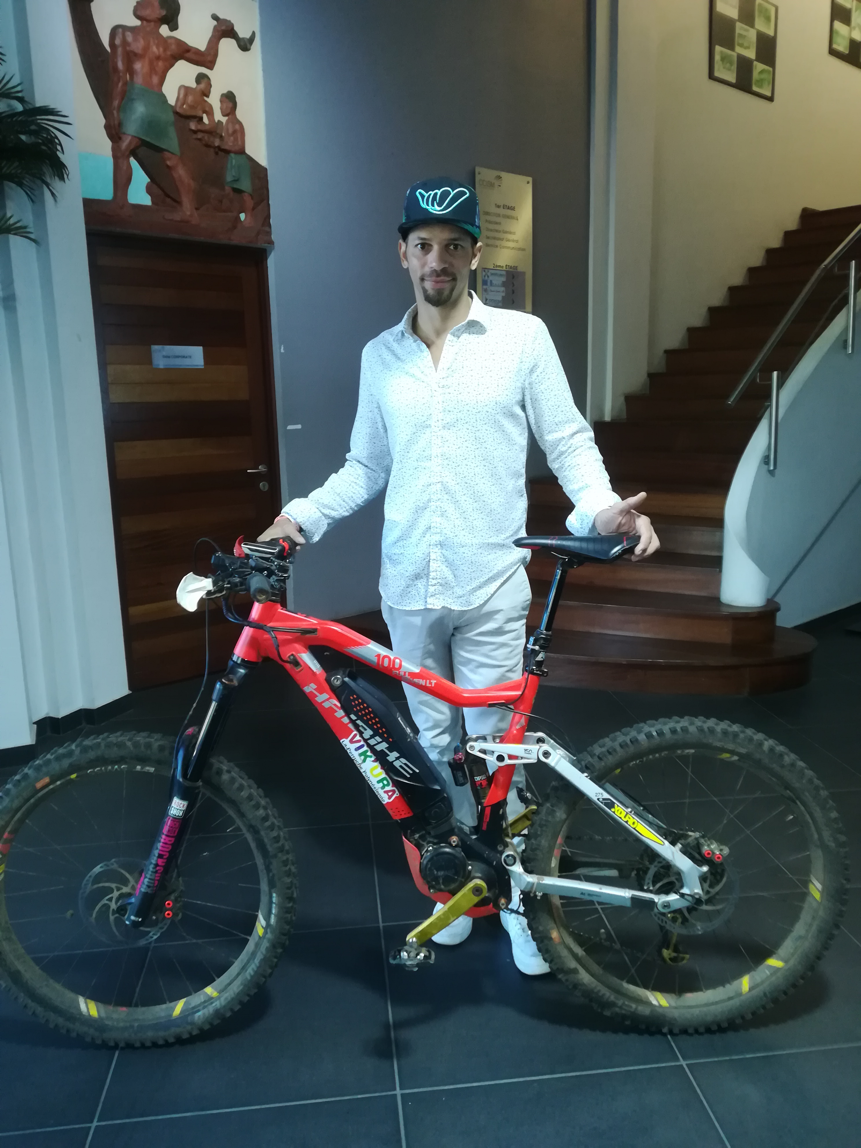 Medhi, de la société Haibike, propose de s'initier aux vélos électriques.