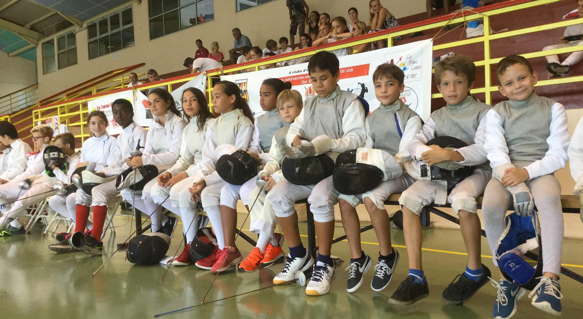 Une partie des jeunes qui ont participé aux Championnats de Polynésie d'escrime de la Fédération polynésienne, organisés le 14 mai (crédit des photos : Fédération Polynésienne d'escrime)