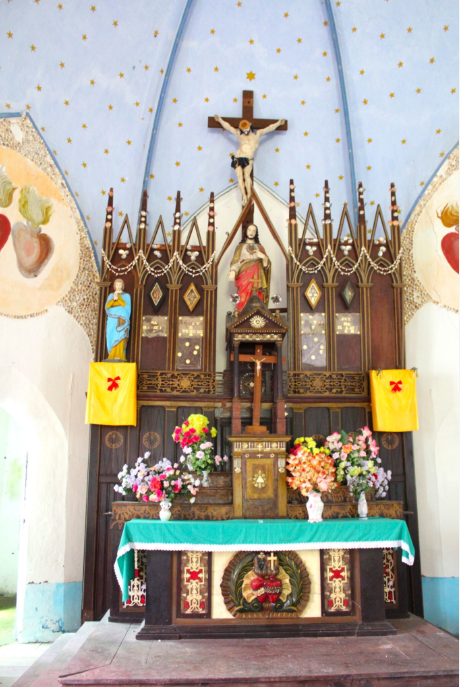 Merveille en bois incrusté de nacre, le maître autel ; à sa base les cœurs enlacés de Jésus et de Marie.