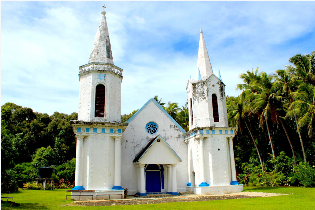 La petite église de style gothique de Akamaru avec ses deux clochers dissymétriques, rappelant la cathédrale de Chartres chère à Honoré Laval.