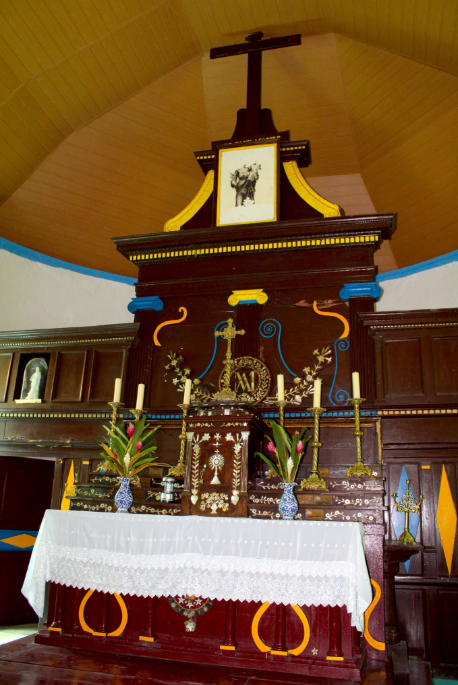 Le maître autel de Notre-Dame de Paix, sobre mais élégant.