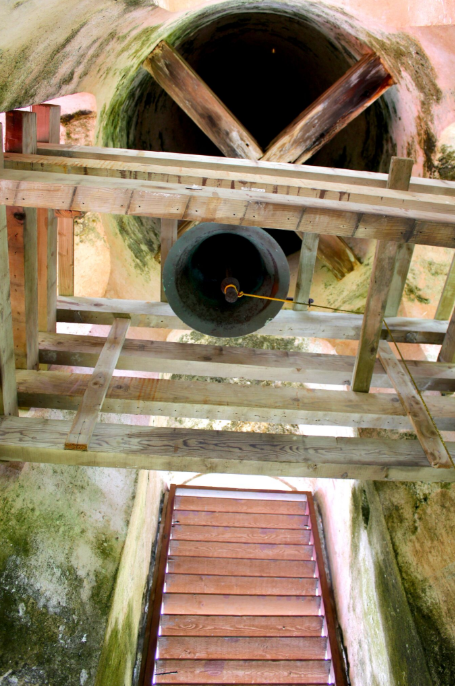 Par un petit escalier, on peut accéder à la cloche de Notre-Dame de paix qui sert à appeler les fidèles.