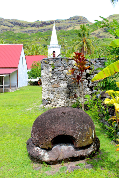 Le four à pain du père Laval, sa modeste maison (à gauche) et un des clochers de Notre-Dame de Paix.