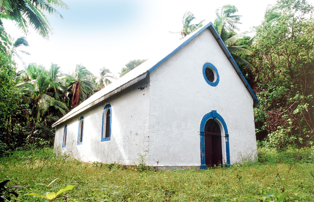 La petite église dédiée à St Raphaël, sur Aukena, fut la première à être bâtie en dur.