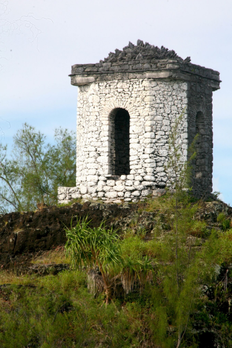 La tour de guet qui symbolise Aukena et que tous les navires approchant de Rikitea ne peuvent manquer de voir.