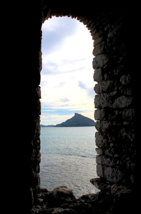 Le mont Duff (441m), dans le lointain, vu depuis la tour de guet de Aukena.