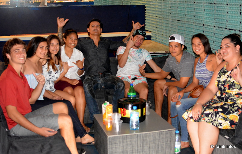 Les jeunes élèves de la Prépa HEC de Papara qui organisent cette grande soirée étudiante, entourés des DJ Crose et Nasty ainsi que du gérant du Helios, le rockeur Aroma Salmon.