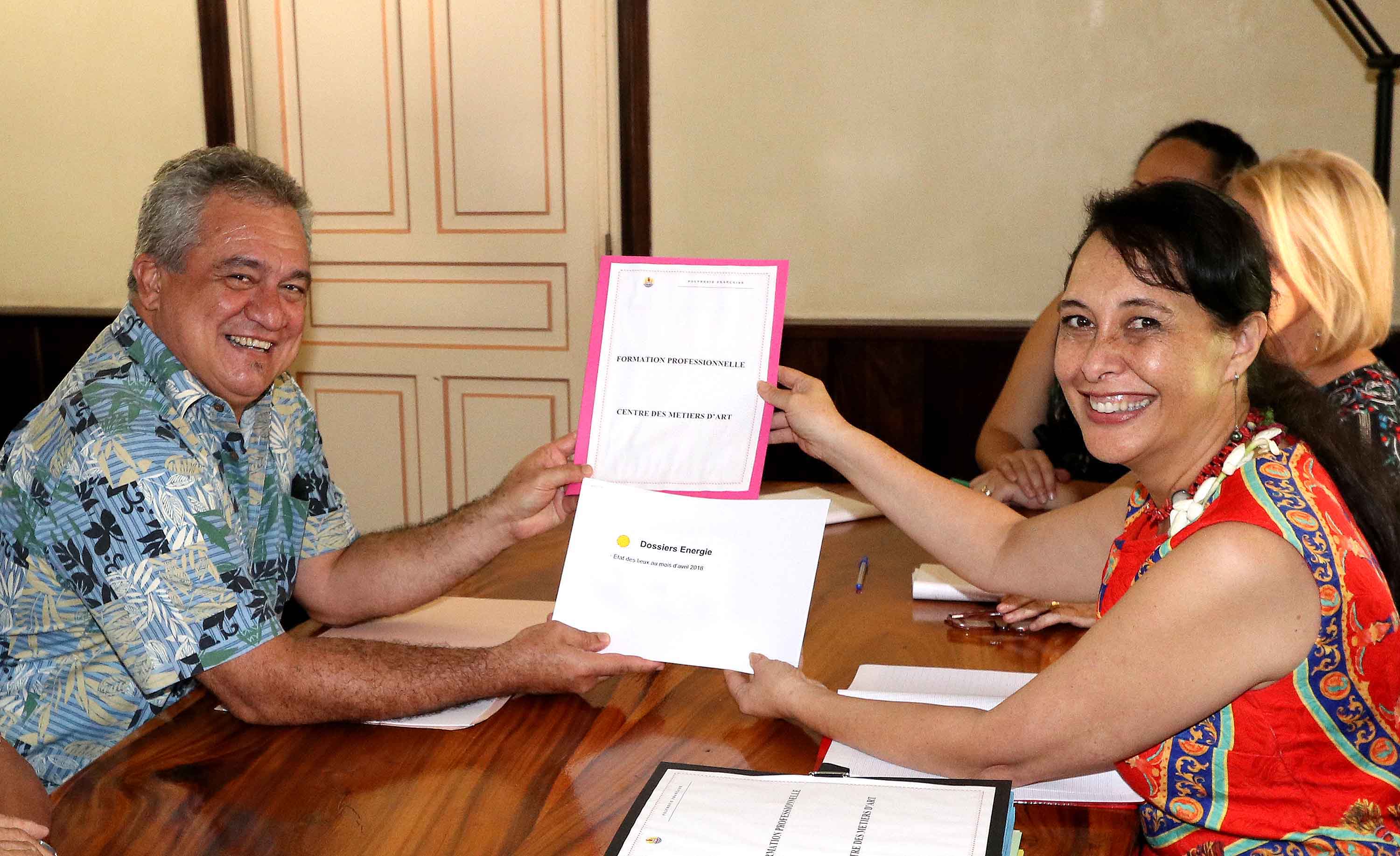 Energie et formation professionnelle : passation de dossiers entre Tea Frogier et Heremoana Maamaatuaiahutapu