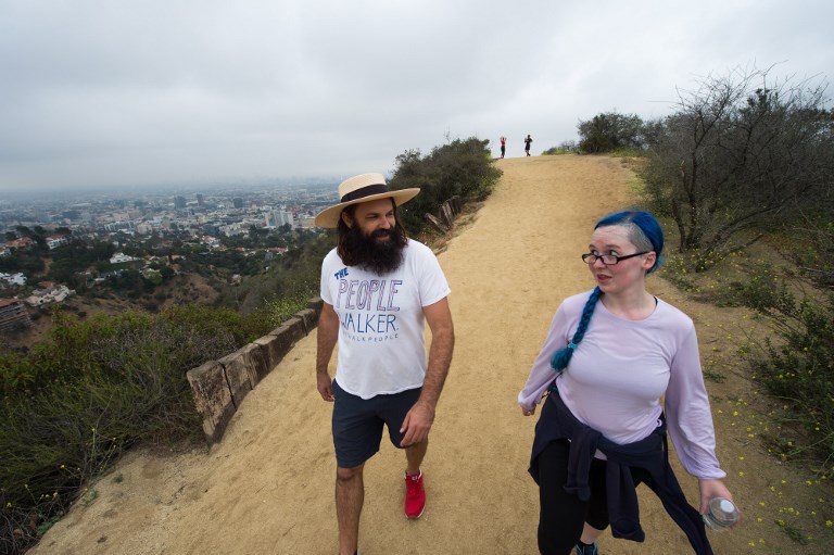 Les compagnons de marche à Los Angeles, contre l'ultra-moderne solitude