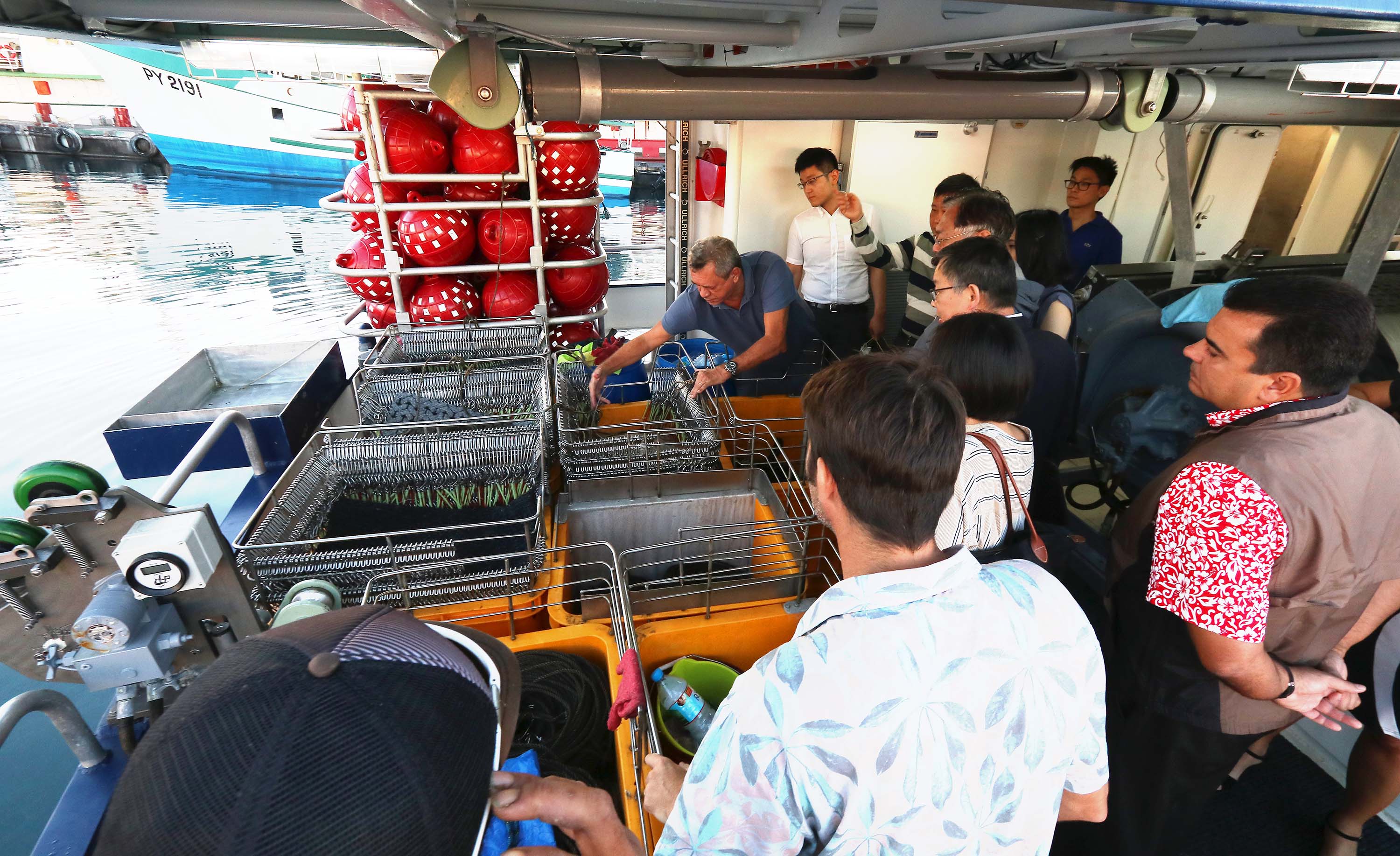 Le Vice-président de la Polynésie française Teva Rohfritsch, accompagnant la délégation lors de sa visite au port de pêche de Papeete. Crédit Présidence de la Polynésie française.