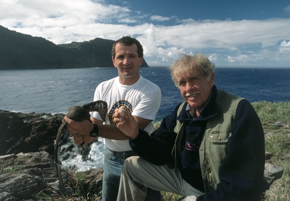 L’une des photos favorites de Michel Garcia le représentant sur l’un des motu au large du Rano Kau, avec, à droite de l’image, l’apnéiste français Jacques Mayol tenant un œuf en main (photo : DP).