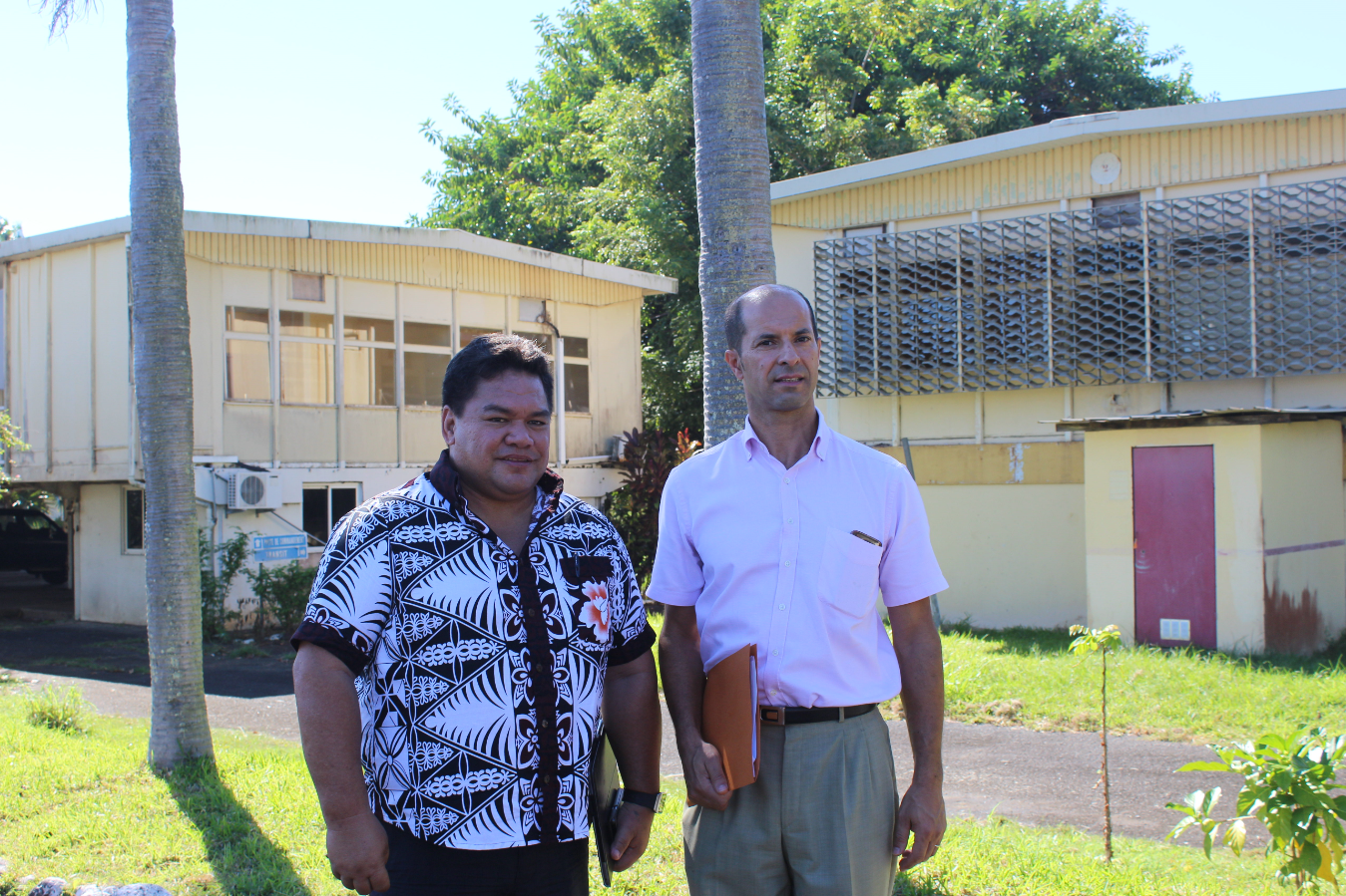Teuira Damas, tāvana de Mahina et Raymond Yeddou, administrateur des îles du Vent et des îles Sous-le-Vent au Haut-commissariat de la République.