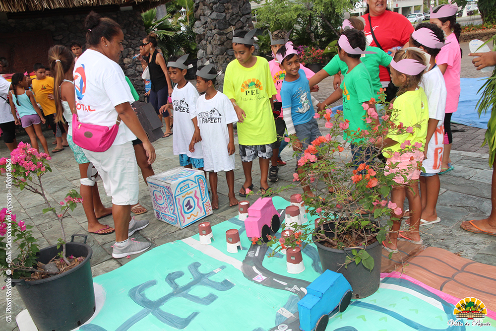 Pour inculquer les valeurs du tri des déchets, un grand jeu de l'oie a été préparé.