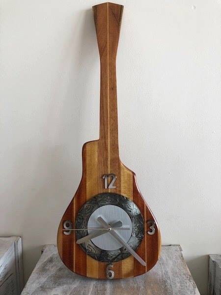 -Le fenua d'argent a été décerné à IM Sem Sophon de l'atelier Miren et Sophon pour son horloge en ukulele avec gravure sur nacre.