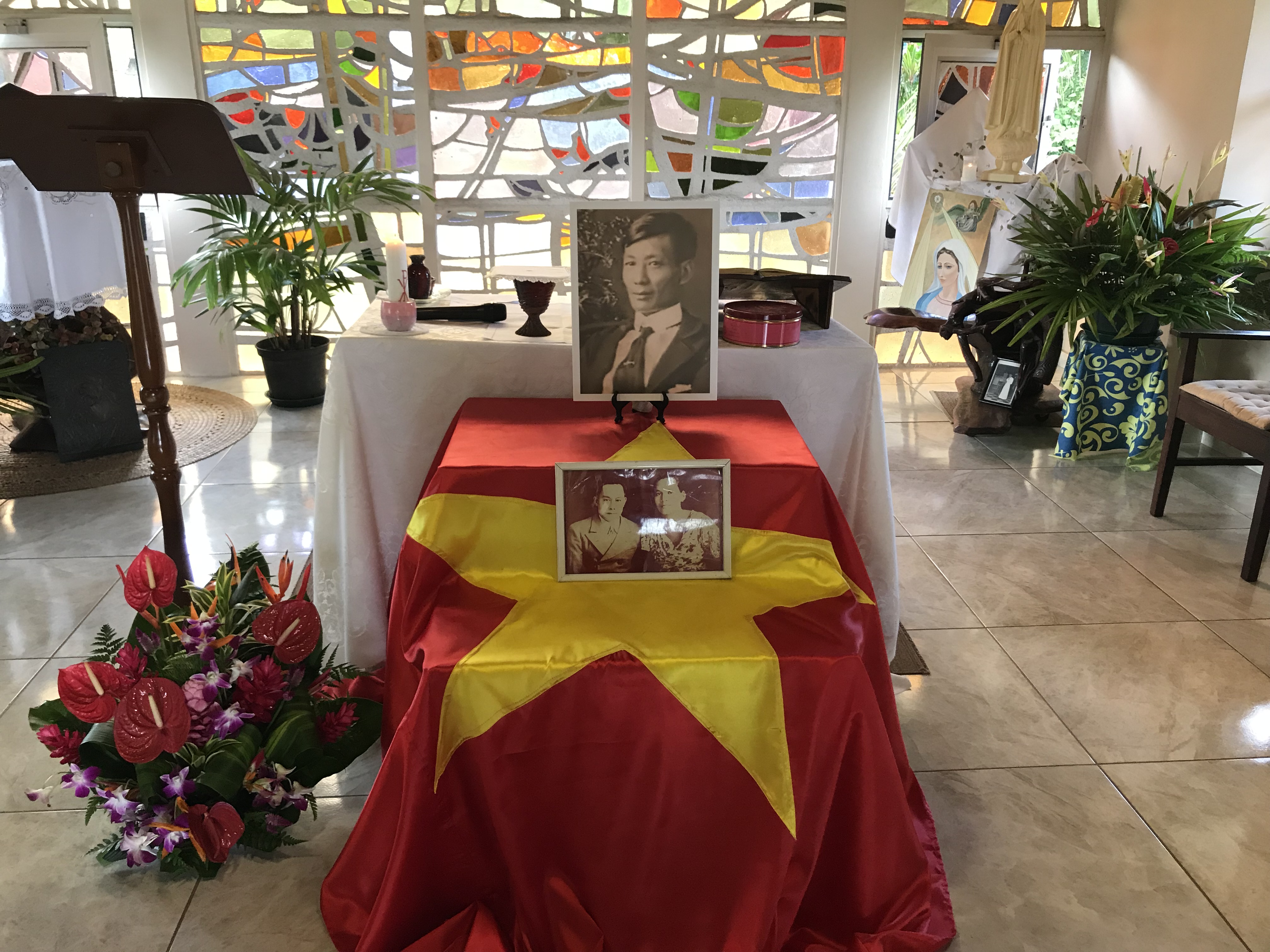 Le 17 juillet 1929 durant son exil, Ký Dông "l'enfant merveilleux", figure de la révolte indochinoise contre l'oppression coloniale française, s'est éteint à l'âge de 54 ans, à l'hôpital Vaiami de Papeete. Il est aujourd'hui enterré au cimetière de l'Uranie. Au Vietnam, c'est un héros national.