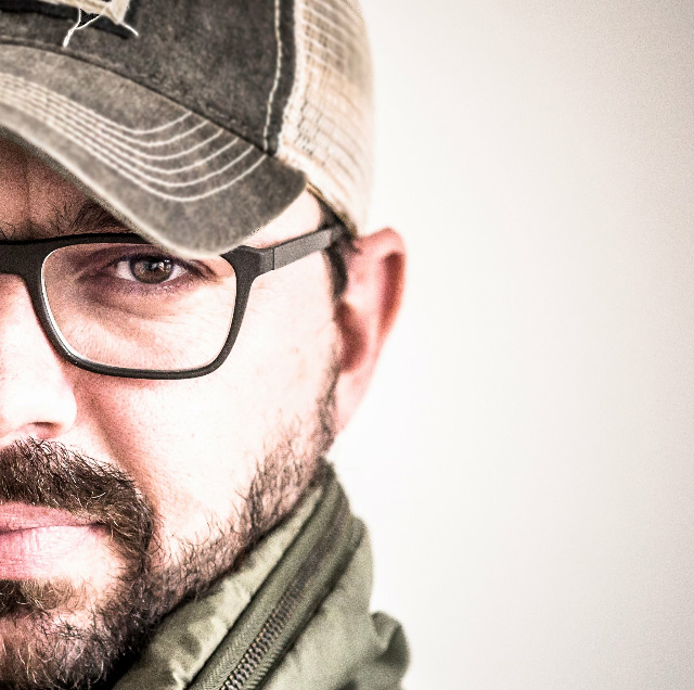 Aurélien Arnold, photographe, imprime ses clichés sur du bois