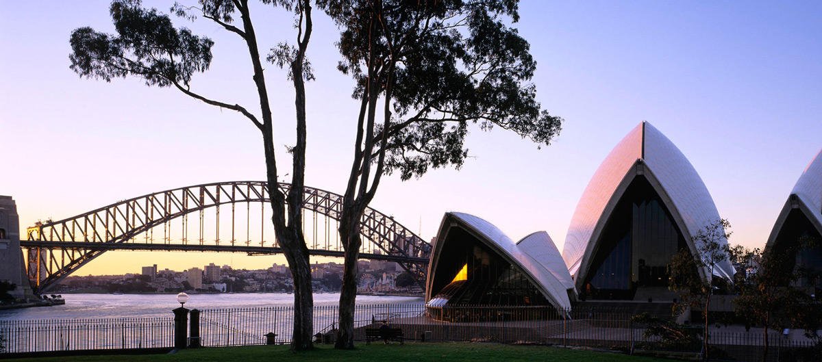 La cabane où vécut Bennelong, au contact des Britanniques, était construite à l’emplacement exact où se trouve aujourd’hui le plus célèbre monument d’Australie, l’opéra de Sydney.
