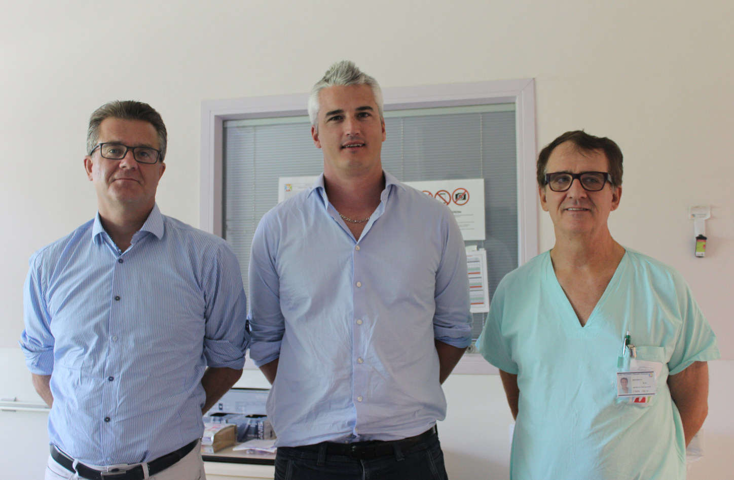 Le Pr Alain Combes,  le Dr Mathieu Schmidt, de la Pitié-Salpêtrière et le Dr Éric Bonnieux, du Centre Hospitalier de Polynésie française.