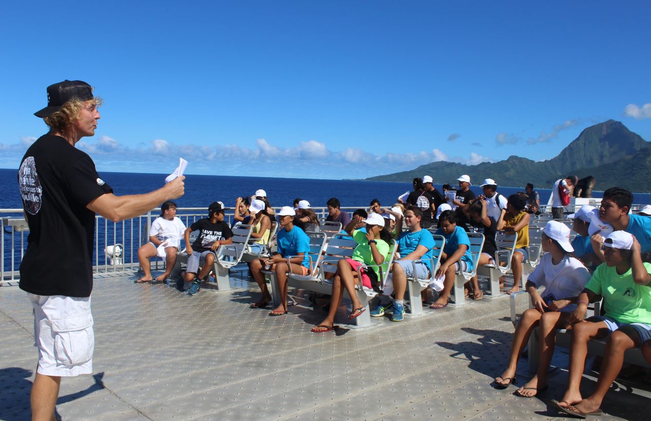 Leçon portant sur l’océan sur le pont du bateau avec vue sur l’océan..