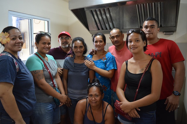 Samantha (au centre) est entourée de son équipe. Elle commence à livrer des plats à partir de ce mardi.