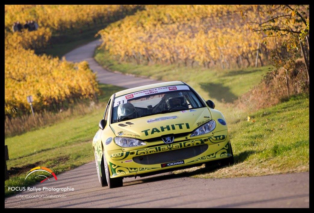 Le pilote tahitien au volant de sa 206