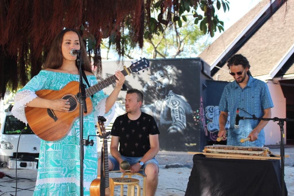 Les Vaiteani en concert sur la scène du Petit théâtre