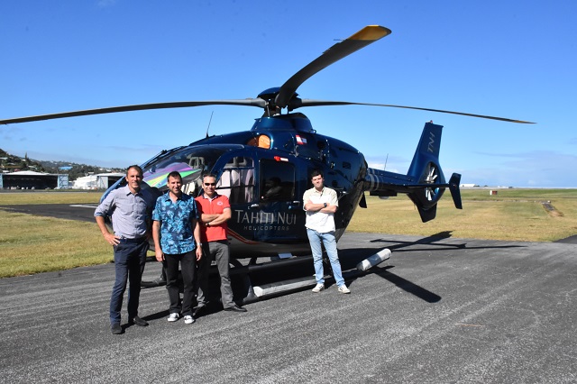 Une partie de l'équipe de Tahiti Nui Helicopters.