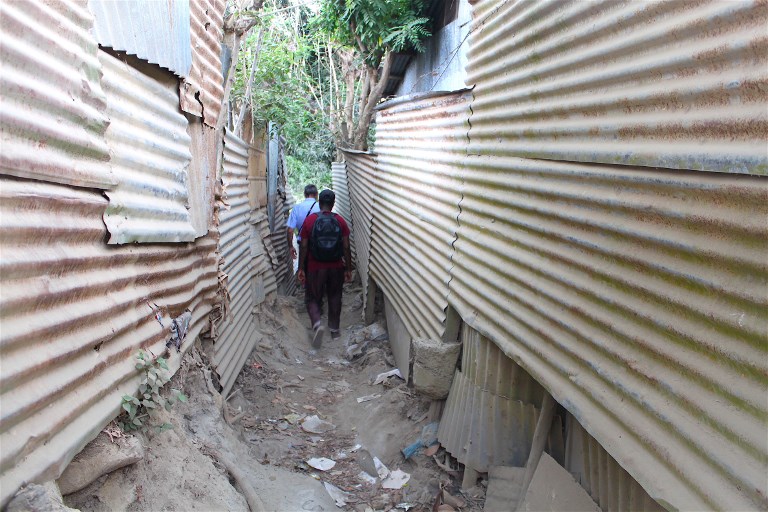 Avec plus de 1.400 séismes en un mois, la population de Mayotte vit dans l'angoisse