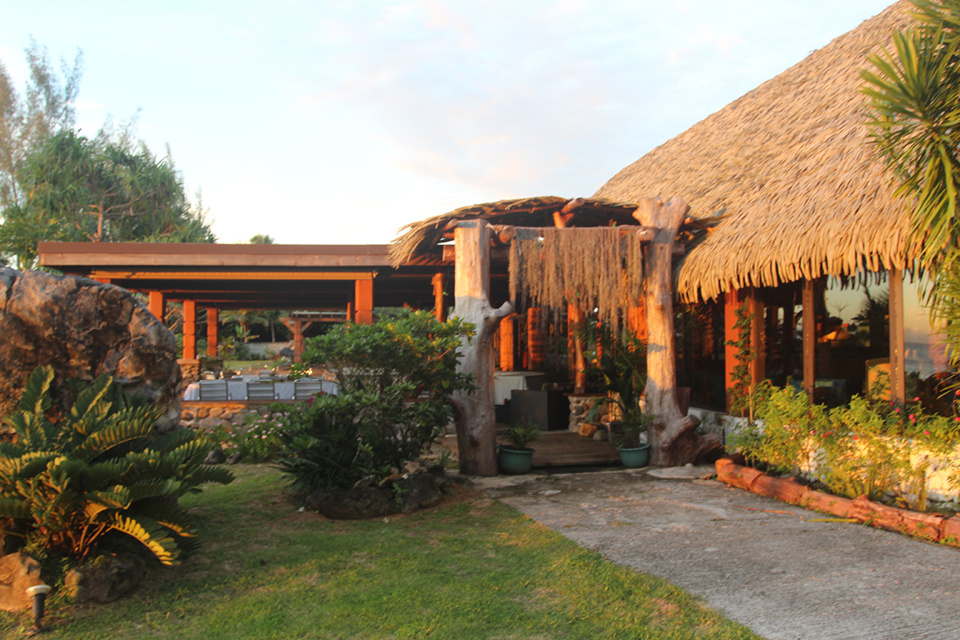 L’entrée du Vaitumu Village avec sa grande salle de restaurant à droite et sa terrasse couverte à gauche. Une très belle adresse proposée par Séjours dans les îles.