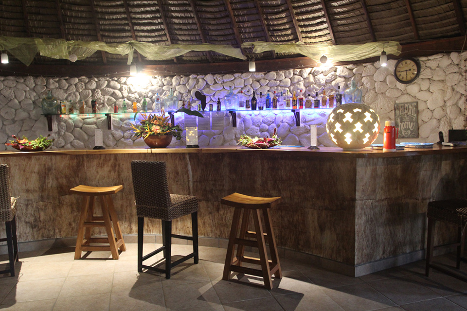 Le bar avec son mur de corail.
